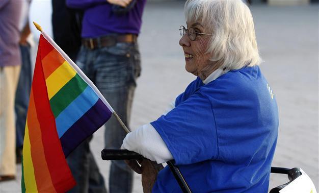 US Supreme Court clears way for gay marriage, allowing weddings in five more states