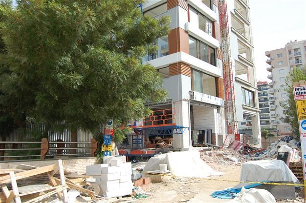 Four workers wounded in elevator accident in İzmir
