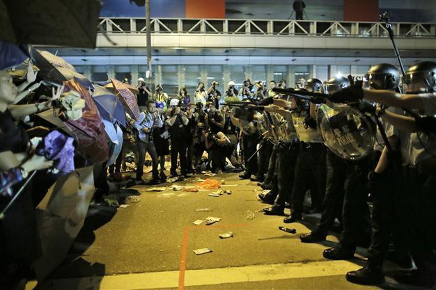 Hong Kong street clashes erupt despite imminent talks