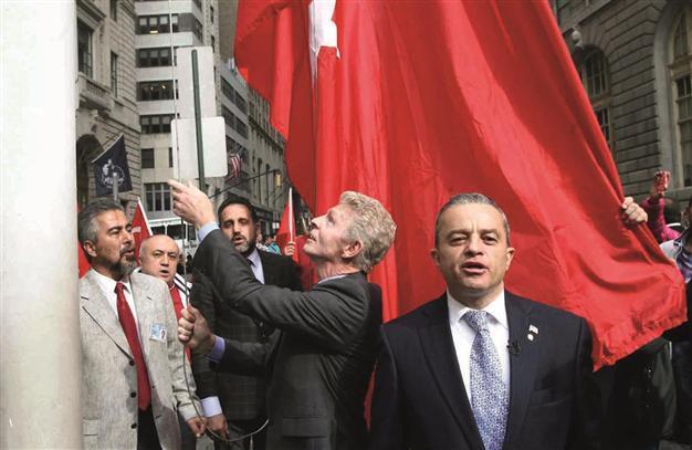 ‘Midnight Express’ author raises Turkish flag