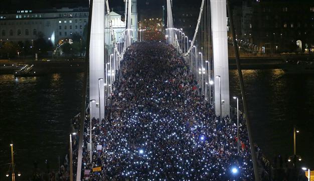 Hungarys Orban scraps Internet tax after demos