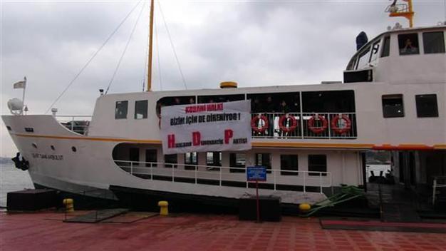 Protesters occupy Istanbul ferry to denounce ISIL’s Kobane assault, face passengers’ anger