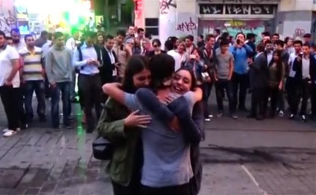 VIDEO: ‘Free hugger’ on Istanbul’s iconic thoroughfare fined by police