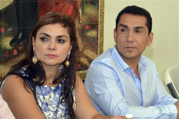 Mexican mayor, wife detained in case of 43 missing students