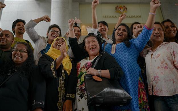 Three Malaysian transgenders win court bid to cross-dress
