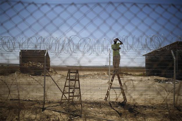 Israel closes Gaza border crossings after rocket fire