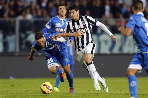 Juventus go three points clear as Roma slip