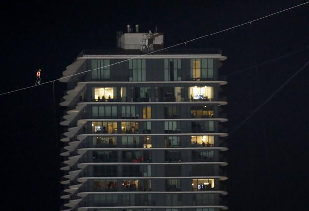 US daredevil walks rope between towers blindfolded