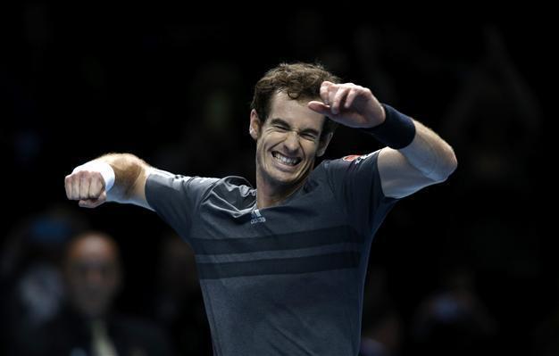 Murray keeps semi bid alive, Federer strolls