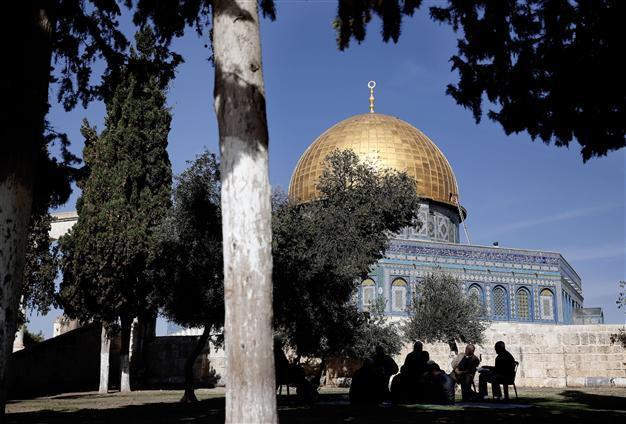 Israel lifts age bar on Jerusalem mosque prayers: police
