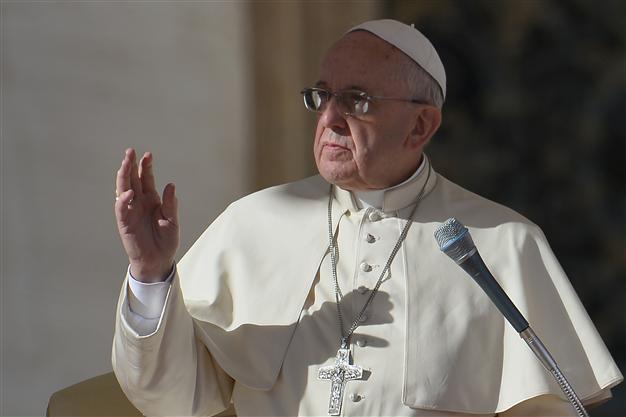 Pope calls for courageous decisions after synagogue slaying