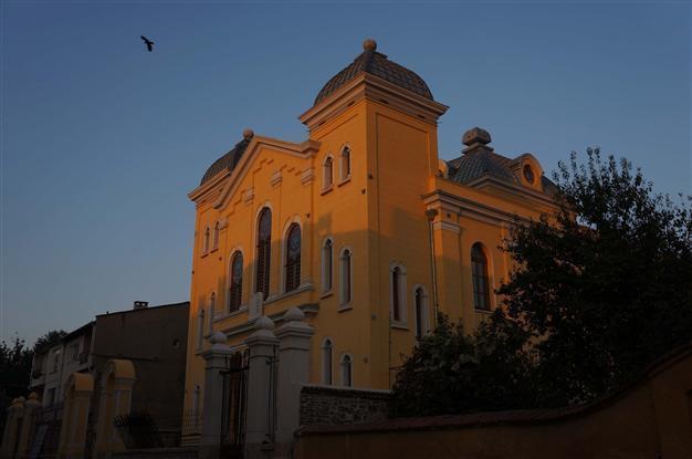 Governor offers ‘apology’ to Turkey’s Chief Rabbi over synagogue controversy