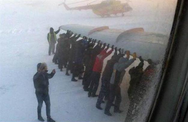 Passengers get out and push frozen Siberian plane