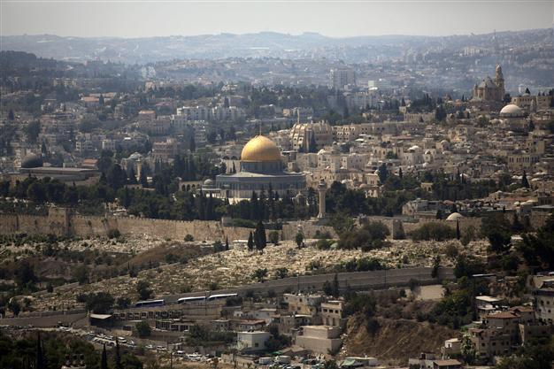 Palestinians, police clash at Jerusalem flashpoint