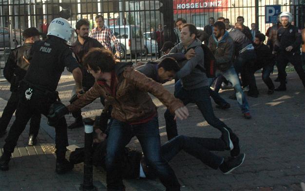 Police detain 26 at Istanbul University, confiscate batons and machete
