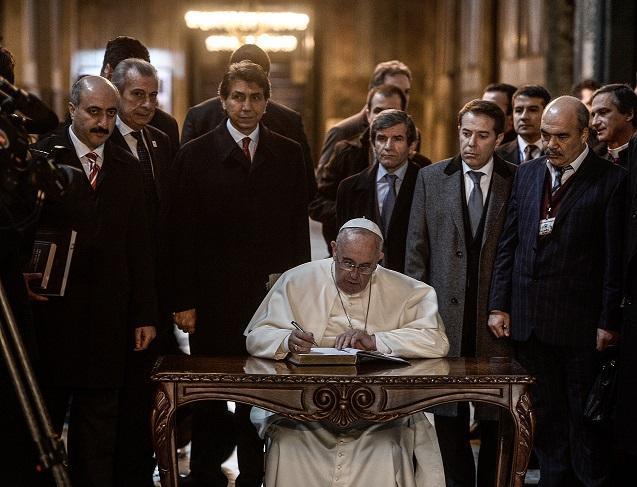 Popes first day in Istanbul boosts hopes of unification