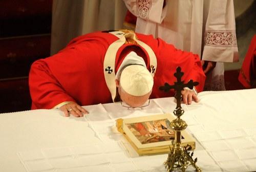 Popes first day in Istanbul boosts hopes of unification