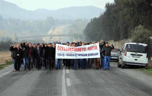 Workers occupy Turkish coal plant’s entrance, block road to oppose privatization