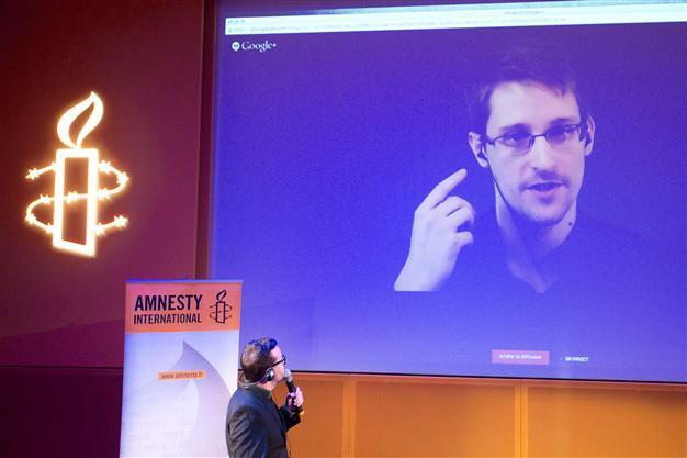 German parties lose court bid to quiz Snowden in Berlin