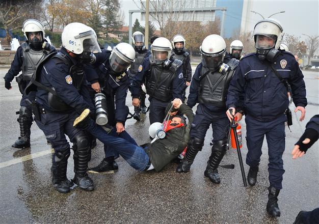 Police disperse teachers’ protest in Ankara, detain 100