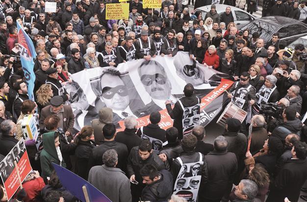 Turkish opposition to send MPs to Iran for graft probe