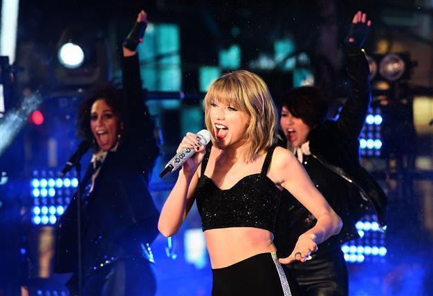 Taylor Swift, crystal orb usher in 2015 in New York