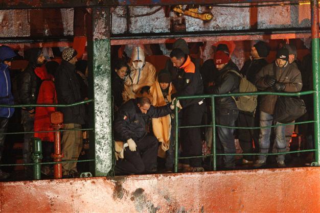 Italy takes control of drifting migrant ship