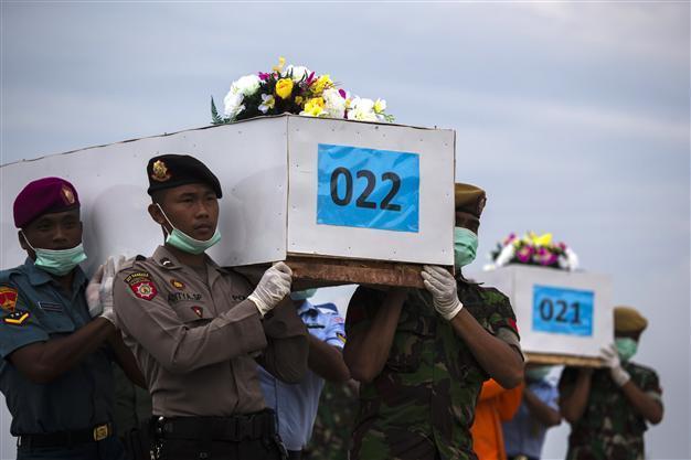 Four large parts of crashed AirAsia jet found on sea floor