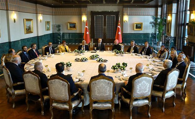 Erdoğan hosts academics at first ‘Presidential Table’ meeting