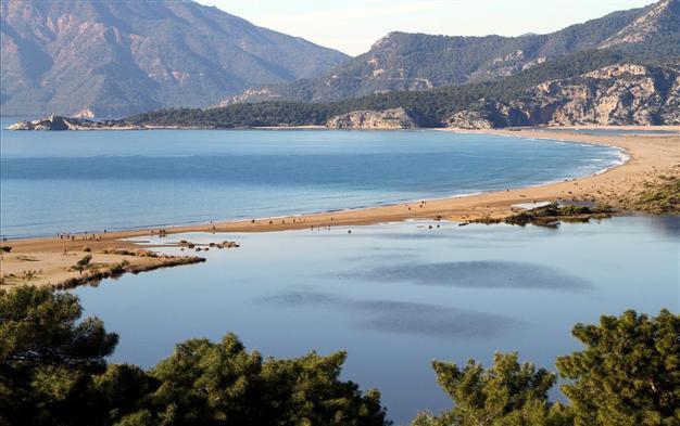 Idyllic beach of İztuzu won’t be sacrificed, vows environment minister