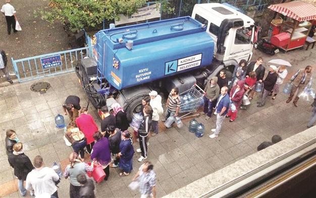 Locals protest four-day water cut in Istanbuls Kadıköy