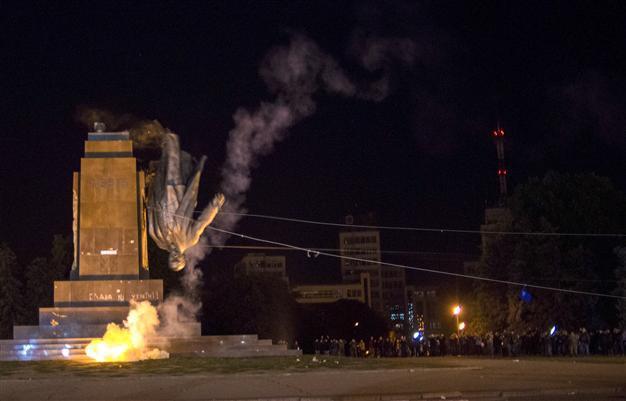 Ukrainian nationalists topple massive Lenin in Kharkiv
