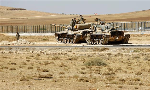 Turkish tanks take up position on Syrian border next to besieged Kurdish town
