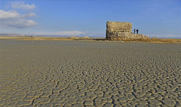 Drought in Lake Van exposes long-submerged Ottoman structures