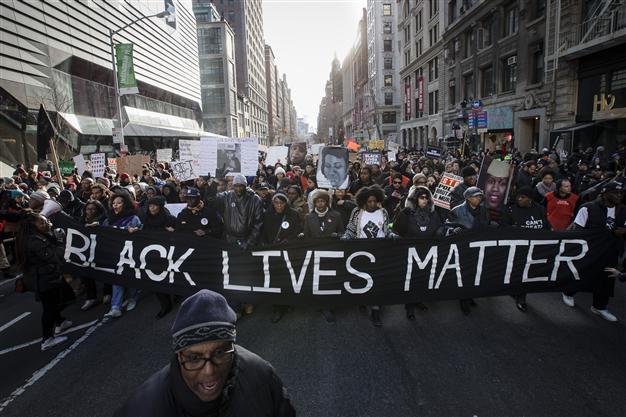 Thousands rally in US cities to protest police killings