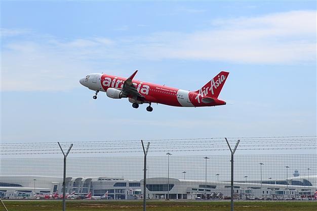 Search halted for missing AirAsia plane as night falls