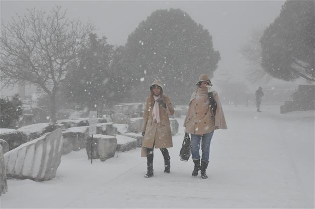Turkey welcomes New Year with snowfall