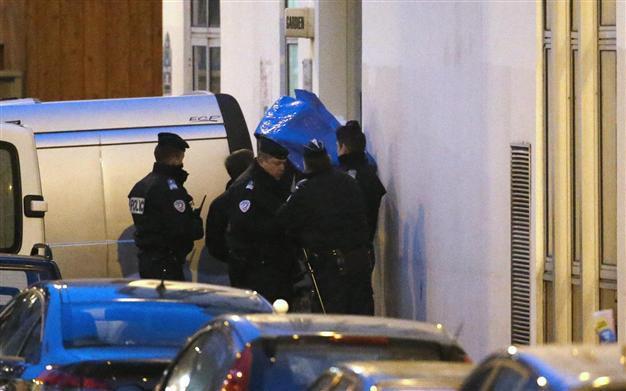 Security forces deploy in zone where Paris attack suspects spotted