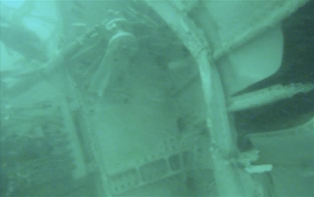 Divers search wreckage of AirAsia jets tail for black boxes