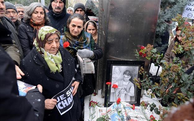 Murdered journalist Metin Göktepe commemorated with ‘Je Suis Charlie’ banners