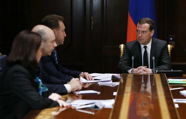 Russian minister sees economy shrinking 4 pct in 2015