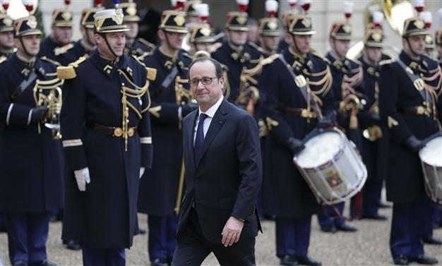 Frances Hollande says euro zone membership up to Greeks
