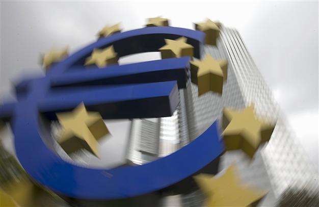 Euro falls to 9-year low, Greece and ECB in focus