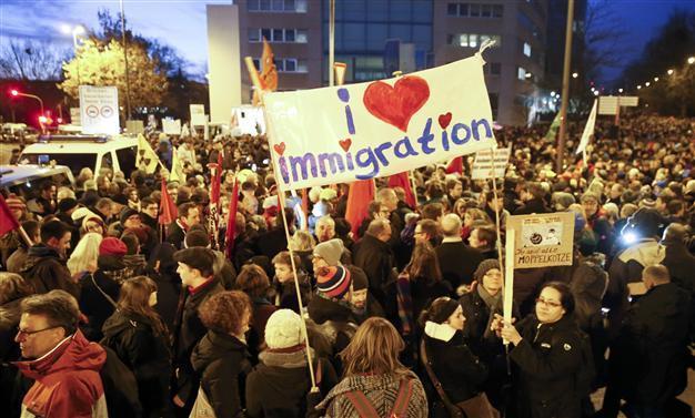 Thousands of Germans protest against anti-Islam rallies