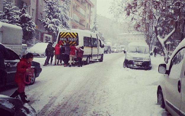 Winter blast causes accidents, closes schools, cancels flights across Turkey