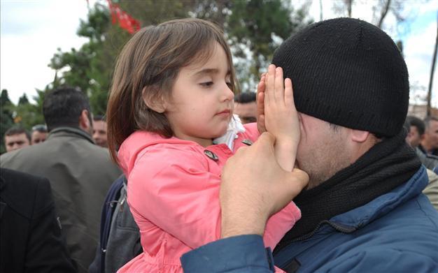5-year-old comforts father as thousands laid off at New Year’s in Turkey