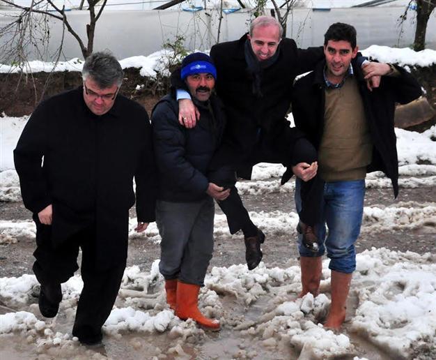 Municipality suspends civil servant who had himself carried during snow inspection