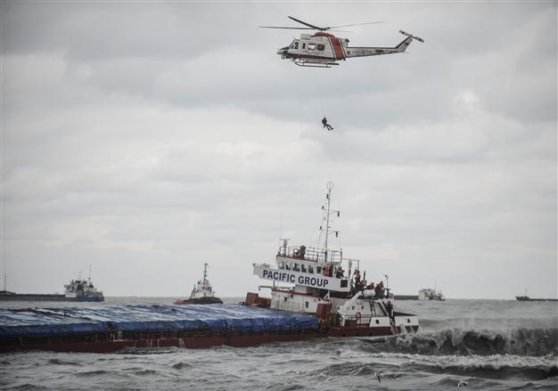 Efforts continue to rescue seamen after cargo ship ran aground off Samsun