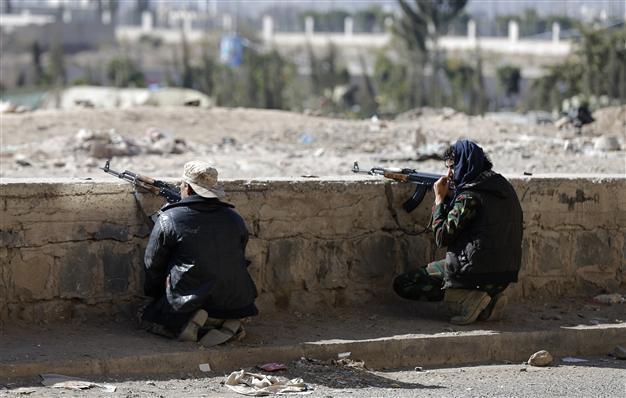 Yemen militia clash with army, fire on PMs convoy