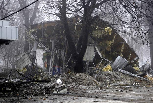 Five civilians dead as fresh battles rock east Ukraines Donetsk